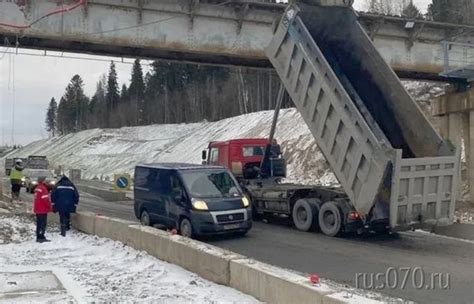 Движение самосвалов с поднятым кузовом