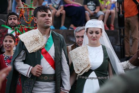 Лаваш на плечо: армянская традиция