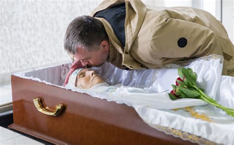 Можно ли целовать покойника в губы