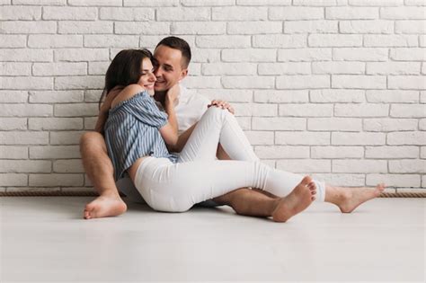 Нежные объятия и поцелуи