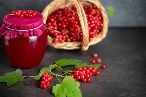Полезные свойства и возможные риски косточек красной смородины