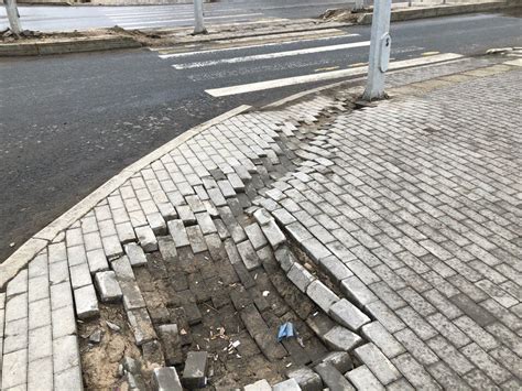 Почему на тротуарной плитке мелкие дырочки