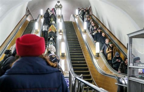 Почему сидеть на ступеньках эскалатора опасно и неправильно